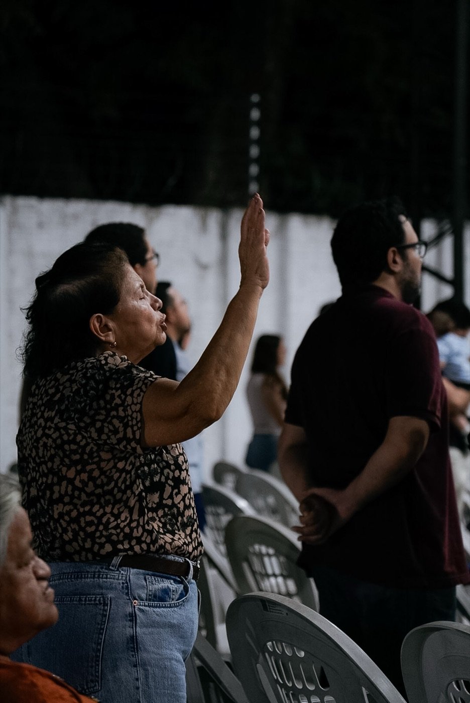 Irmã com as mãos levantadas em adoração