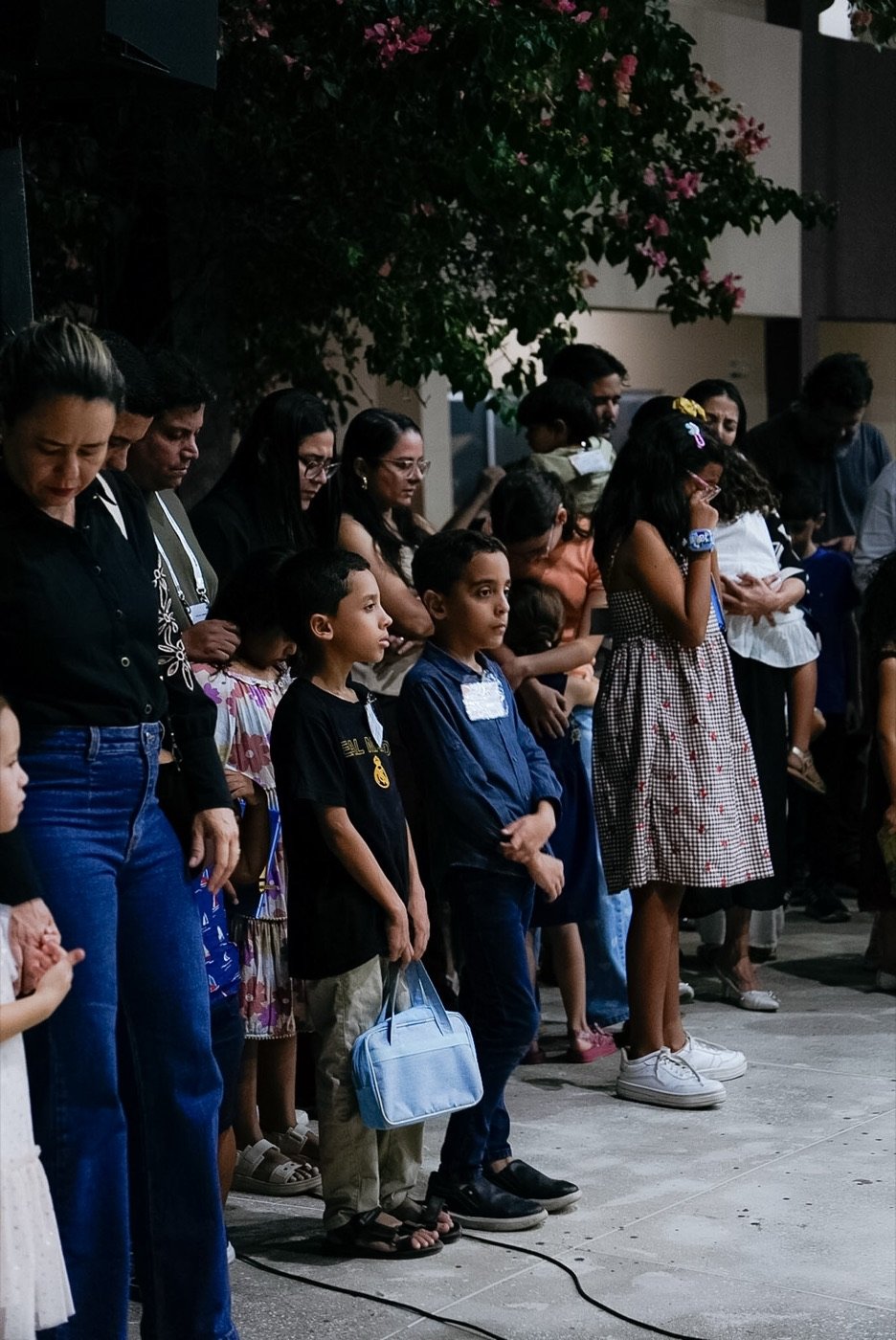 Famílias e crianças reunidas