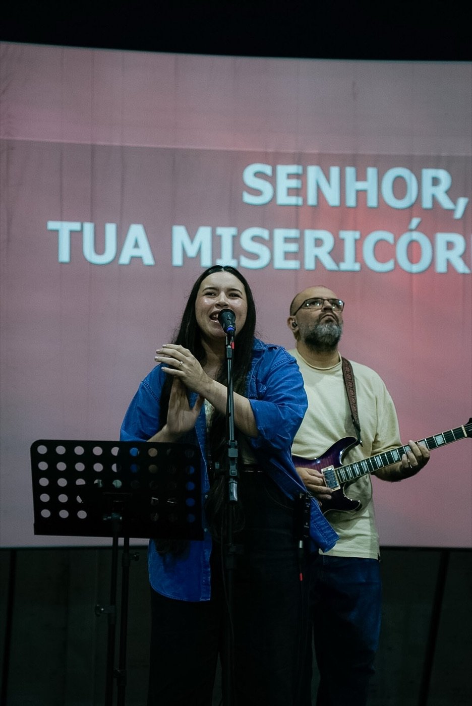 Ministério de louvor conduzindo o cântico