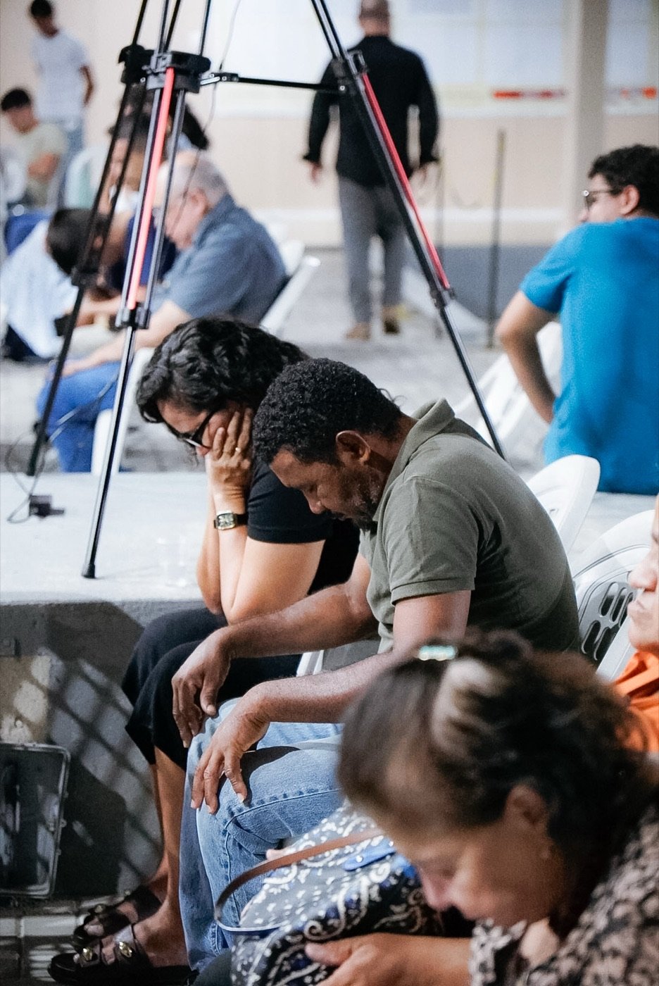 Irmãos em oração durante o culto