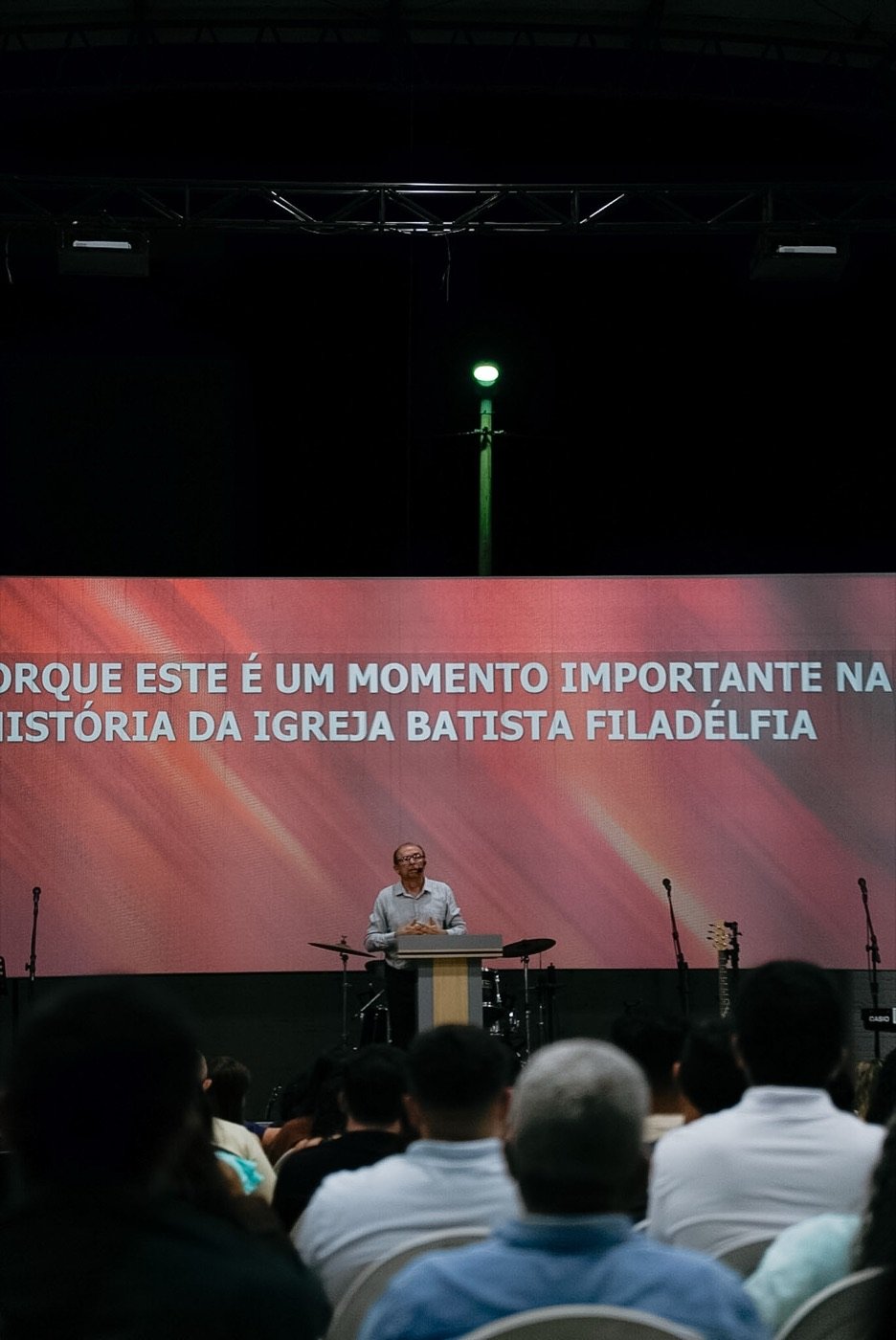 Igreja reunida durante o culto